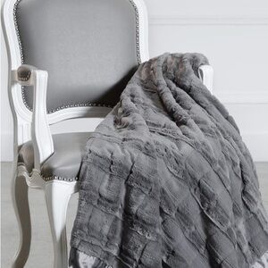 NEW Giraffe at Home Luxe Waterfall Throw Blanket
Little Giraffe